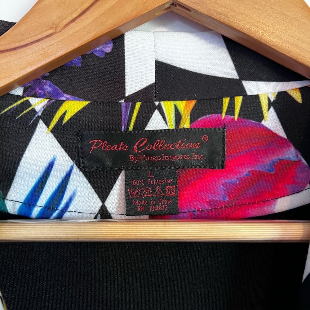 Vibrant Floral Knit Jacket by Pleats Collection 🪴 - Picture 5 of 8